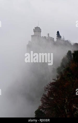 Europa, Italien, Marken, die guaita Festung (Prima Torre) ist die älteste und bekannteste Turm, Monte Titano San Marino. Es wurde erbaut im 11. Stockfoto