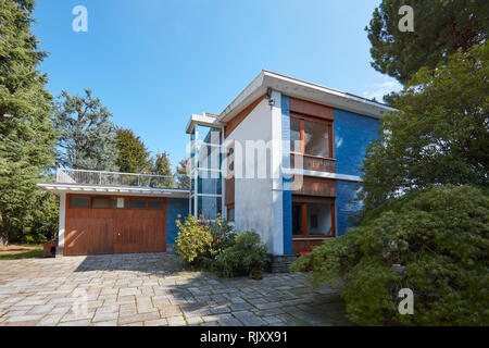 Villa mit Garten und Garage in einem sonnigen Sommertag, Clear blue sky Stockfoto