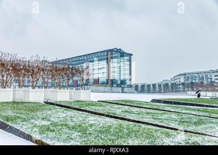 Schneefall auf Parc Andre Citroen in Paris Stockfoto