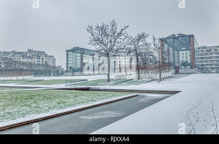 Schneefall auf Parc Andre Citroen in Paris Stockfoto