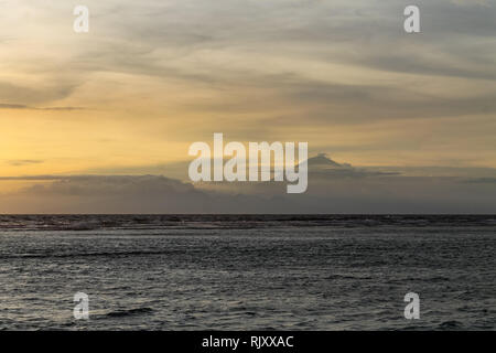 GILI TRAWANGAN, Indonesien - Dezember 02, 2013: Sonnenuntergang am Strand von Gili Trawangan. Die grösste der drei beliebtesten Inseln in der Nähe von Lombok, indoniesia. Stockfoto