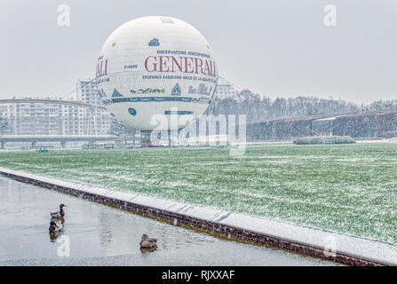 Schneefall auf Ballon in Parc Andre Citroen - Paris, Frankreich Stockfoto