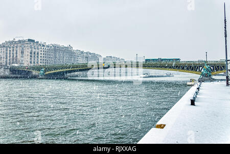 Schneefall in Pont Mirabeau über die Seine - Paris Stockfoto