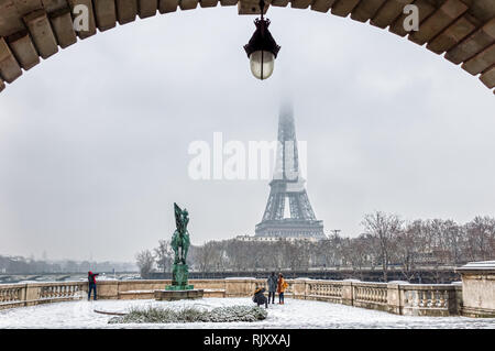 Über Pont Bir-Hakeim - Paris, Frankreich Schneefall Stockfoto