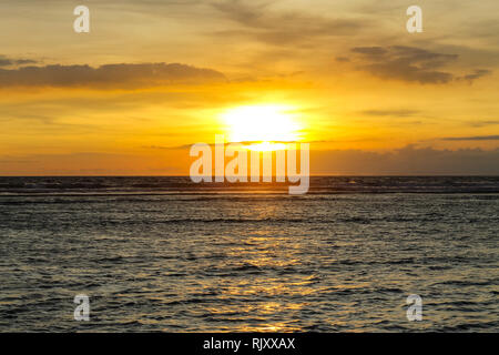 GILI TRAWANGAN, Indonesien - Dezember 02, 2013: Sonnenuntergang am Strand von Gili Trawangan. Die grösste der drei beliebtesten Inseln in der Nähe von Lombok, indoniesia. Stockfoto