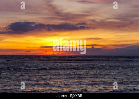 GILI TRAWANGAN, Indonesien - Dezember 02, 2013: Sonnenuntergang am Strand von Gili Trawangan. Die grösste der drei beliebtesten Inseln in der Nähe von Lombok, indoniesia. Stockfoto