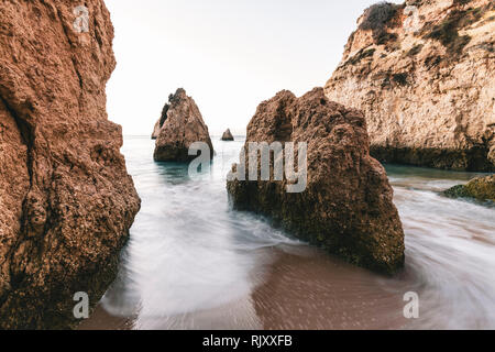 Schroffe Felsformationen am Sandstrand, Alvor, Algarve, Portugal, Europa Stockfoto