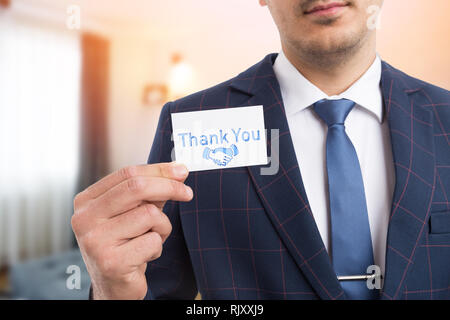 Verkäufer, Dankbarkeit, indem Sie die weißen Danke Business Card mit Hand-shake Geste Symbol Stockfoto