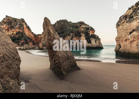 Schroffe Felsen und Klippen, Alvor, Algarve, Portugal, Europa Stockfoto