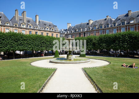 PARIS, Frankreich, 6. Juli 2018: Place des Vosges mit Menschen auf Gras und Bank in einem sonnigen Sommertag, klare blaue Himmel in Paris. Stockfoto