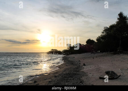 GILI TRAWANGAN, Indonesien - Dezember 02, 2013: Sonnenuntergang am Strand von Gili Trawangan. Die grösste der drei beliebtesten Inseln in der Nähe von Lombok, indoniesia. Stockfoto