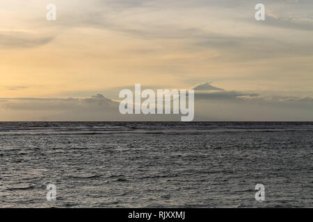 GILI TRAWANGAN, Indonesien - Dezember 02, 2013: Sonnenuntergang am Strand von Gili Trawangan. Die grösste der drei beliebtesten Inseln in der Nähe von Lombok, indoniesia. Stockfoto