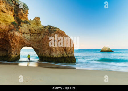 Sicht des Menschen im Blick auf das Meer vom Strand suchen, Alvor, Algarve, Portugal, Europa Stockfoto