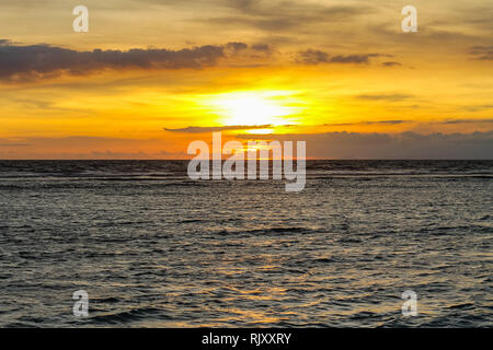 GILI TRAWANGAN, Indonesien - Dezember 02, 2013: Sonnenuntergang am Strand von Gili Trawangan. Die grösste der drei beliebtesten Inseln in der Nähe von Lombok, indoniesia. Stockfoto