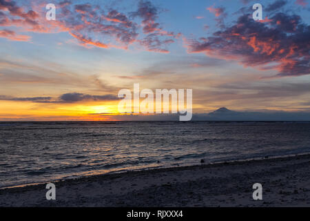 GILI TRAWANGAN, Indonesien - Dezember 02, 2013: Sonnenuntergang am Strand von Gili Trawangan. Die grösste der drei beliebtesten Inseln in der Nähe von Lombok, indoniesia. Stockfoto