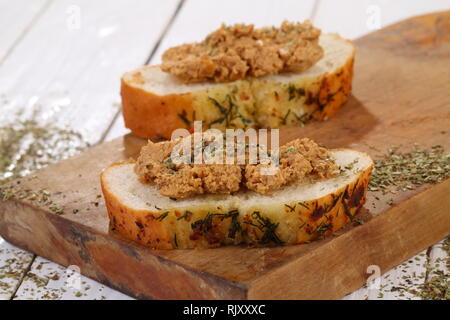 Norwegische Käse brunost auf einem weißen Tisch Stockfoto