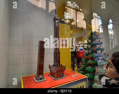 Bologna, Italien, Dezember 2018. Die Lego Store in der Altstadt: Das Fenster ist für die Stadt angepasst. Die beiden Türme sind unverkennbar: Garisend Stockfoto