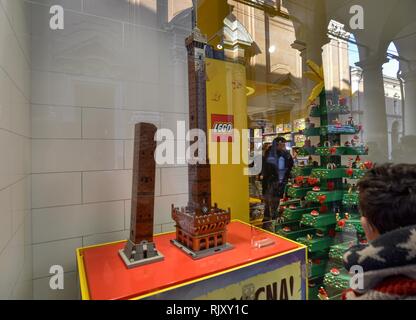 Bologna, Italien, Dezember 2018. Die Lego Store in der Altstadt: Das Fenster ist für die Stadt angepasst. Die beiden Türme sind unverkennbar: Garisend Stockfoto