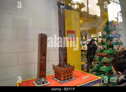 Bologna, Italien, Dezember 2018. Die Lego Store in der Altstadt: Das Fenster ist für die Stadt angepasst. Die beiden Türme sind unverkennbar: Garisend Stockfoto