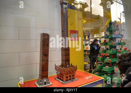 Bologna, Italien, Dezember 2018. Die Lego Store in der Altstadt: Das Fenster ist für die Stadt angepasst. Die beiden Türme sind unverkennbar: Garisend Stockfoto