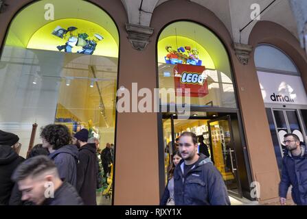 Bologna, Italien, Dezember 2018. Die Lego Store in der Altstadt: Das Fenster ist für die Stadt angepasst. Die beiden Türme sind unverkennbar: Garisend Stockfoto