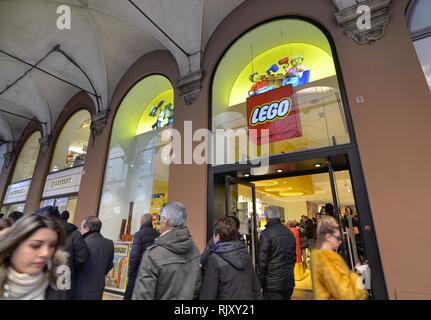 Bologna, Italien, Dezember 2018. Die Lego Store in der Altstadt: Das Fenster ist für die Stadt angepasst. Die beiden Türme sind unverkennbar: Garisend Stockfoto