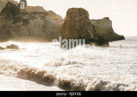 Meer Schaum Rollen mit Brandung Absturz, Alvor, Algarve, Portugal, Europa Stockfoto