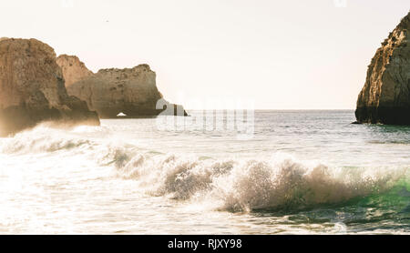 Geringe Aussicht auf Wellen am Ufer, Alvor, Algarve, Portugal, Europa Stockfoto