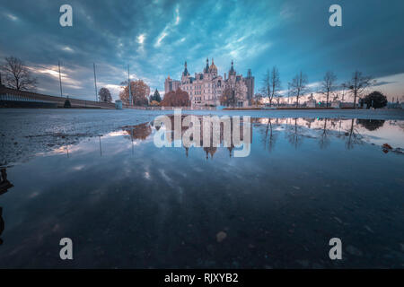 Das Schloss von Schwerin in Deutschland, während tagsüber Stockfoto