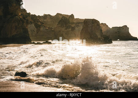 Wellen und Meer Schaum Absturz auf Ufer, Alvor, Algarve, Portugal, Europa Stockfoto