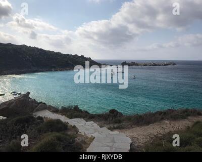 Menschenmassen über die Grande Pevero Strand in Costa Smeralda in Sardinien in der Nähe von Porto Cervo an der Costa Smeralda Gebiet Stockfoto