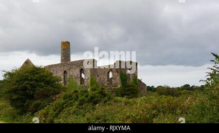 South Wheal Frances ist ein ehemaliges Bergwerk Zugriff auf das Kupfer und Zinn der großen Flachbild Lode südlich von Camborne, Cornwall, England Stockfoto