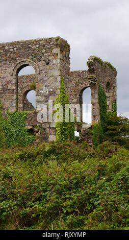 South Wheal Frances ist ein ehemaliges Bergwerk Zugriff auf das Kupfer und Zinn der großen Flachbild Lode südlich von Camborne, Cornwall, England Stockfoto