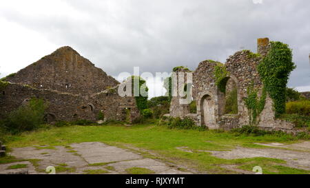 South Wheal Frances ist ein ehemaliges Bergwerk Zugriff auf das Kupfer und Zinn der großen Flachbild Lode südlich von Camborne, Cornwall, England Stockfoto