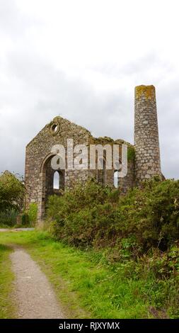 South Wheal Frances ist ein ehemaliges Bergwerk Zugriff auf das Kupfer und Zinn der großen Flachbild Lode südlich von Camborne, Cornwall, England Stockfoto