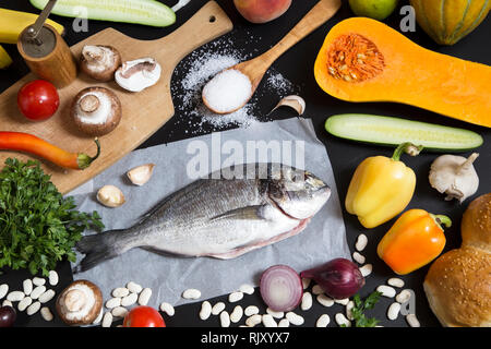 Lebensmittelzutaten und aurata Fisch Stockfoto