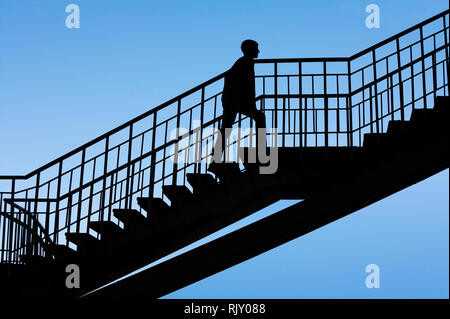 Ein Mann die Treppe hinunter gegen den Himmel, Silhouette Stockfoto