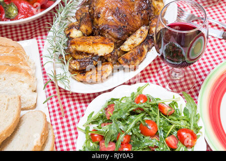 Gebratenes Lamm Fleisch mit Gemüse und Rotwein Stockfoto