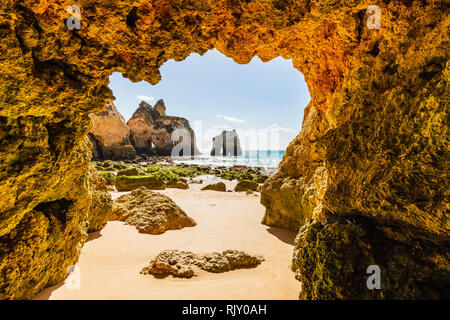 Durch die Gewölbe der Grotte in Richtung Küstenlandschaft, Alvor, Algarve, Portugal, Europa Stockfoto