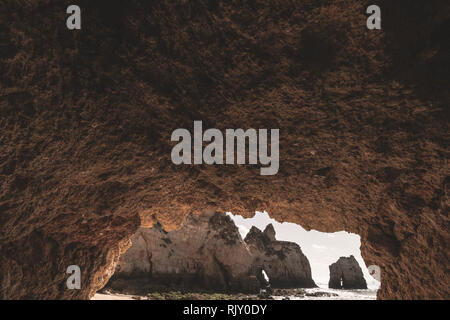 Durch Natural Arch Cave an Felsen und Meer, Alvor, Algarve, Portugal, Europa Stockfoto