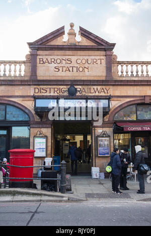 Die Außenseite des Harry Wharton Ford's Barons Court U-Bahnstation, gliddon Road, London, UK. Stockfoto