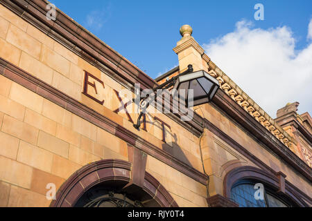 Die Außenseite des Harry Wharton Ford's Barons Court U-Bahnstation, gliddon Road, London, UK. Stockfoto