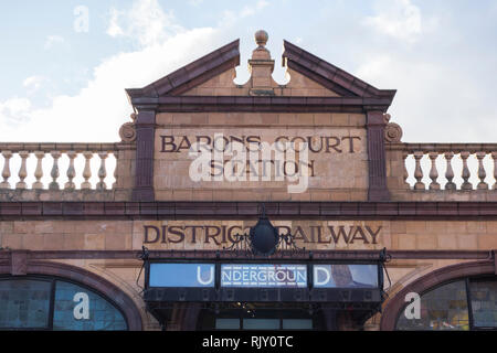 Die Außenseite des Harry Wharton Ford's Barons Court U-Bahnstation, gliddon Road, London, UK. Stockfoto