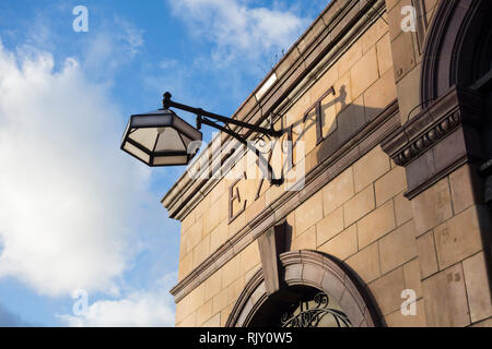 Die Außenseite des Harry Wharton Ford's Barons Court U-Bahnstation, gliddon Road, London, UK. Stockfoto