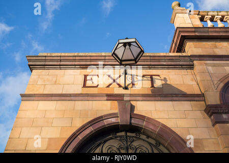 Die Außenseite des Harry Wharton Ford's Barons Court U-Bahnstation, gliddon Road, London, UK. Stockfoto