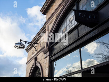 Die Außenseite des Harry Wharton Ford's Barons Court U-Bahnstation, gliddon Road, London, UK. Stockfoto