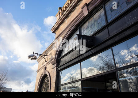 Die Außenseite des Harry Wharton Ford's Barons Court U-Bahnstation, gliddon Road, London, UK. Stockfoto