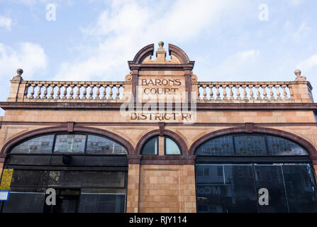 Die Außenseite des Harry Wharton Ford's Barons Court U-Bahnstation, gliddon Road, London, UK. Stockfoto