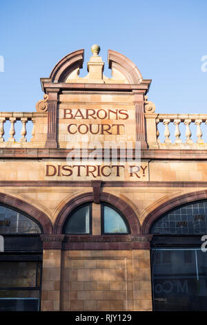 Die Außenseite des Harry Wharton Ford's Barons Court U-Bahnstation, gliddon Road, London, UK. Stockfoto