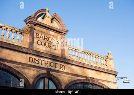 Die Außenseite des Harry Wharton Ford's Barons Court U-Bahnstation, gliddon Road, London, UK. Stockfoto